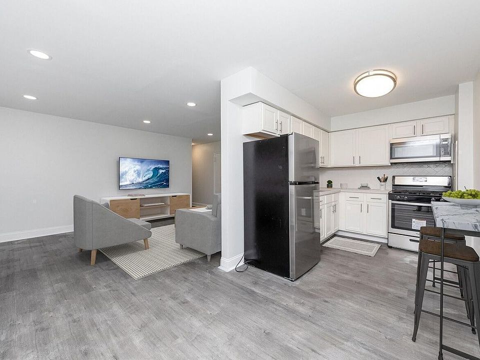 1st image of 6428 Oxford Ave #406D