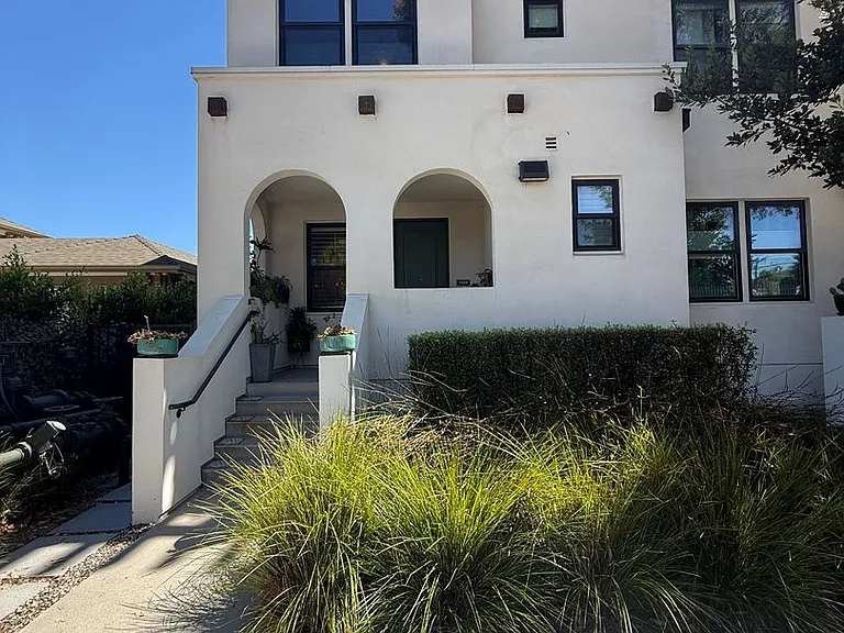 1564 E Thompson Blvd — Photo 1