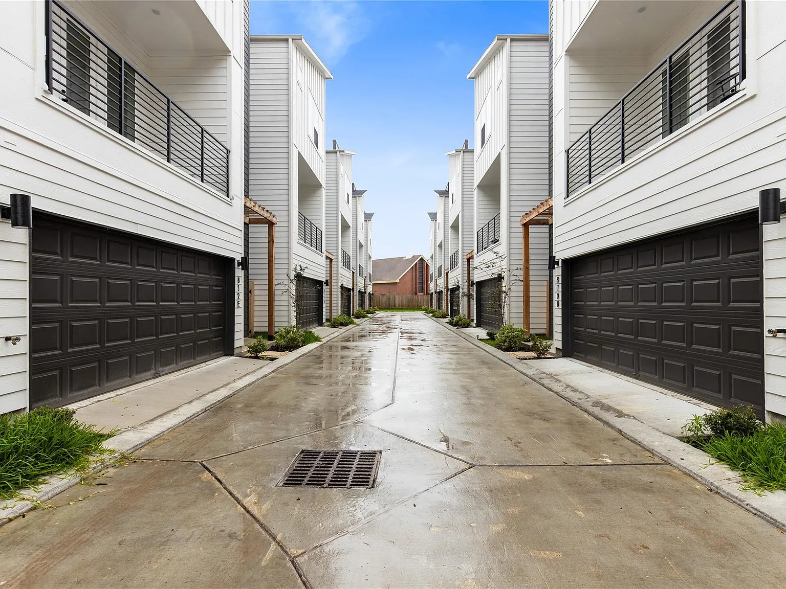 3 bed, 3.5 bath, 1966 sqft, $2,350 — Photo 2