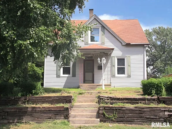 916 S 10th St, Pekin, IL 61554