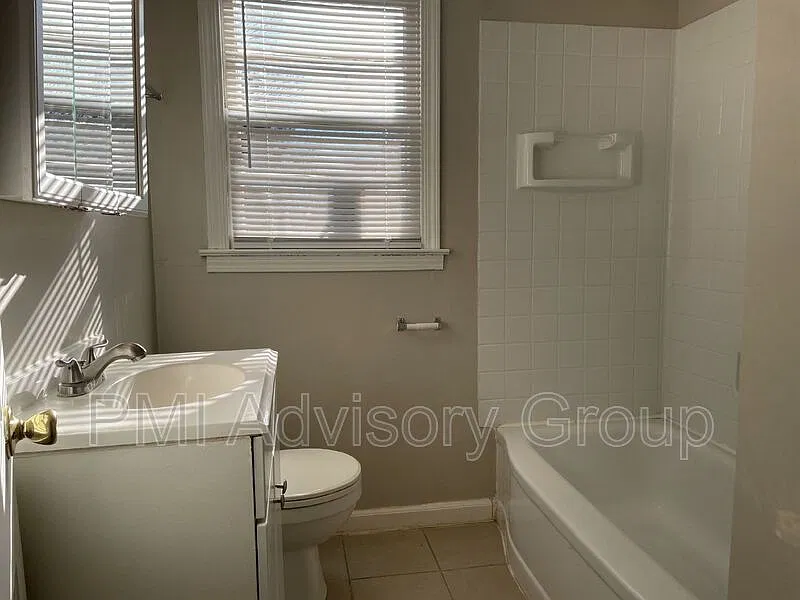 3 bed, 1.0 bath, 1104 sqft, $1,200 — Photo 4