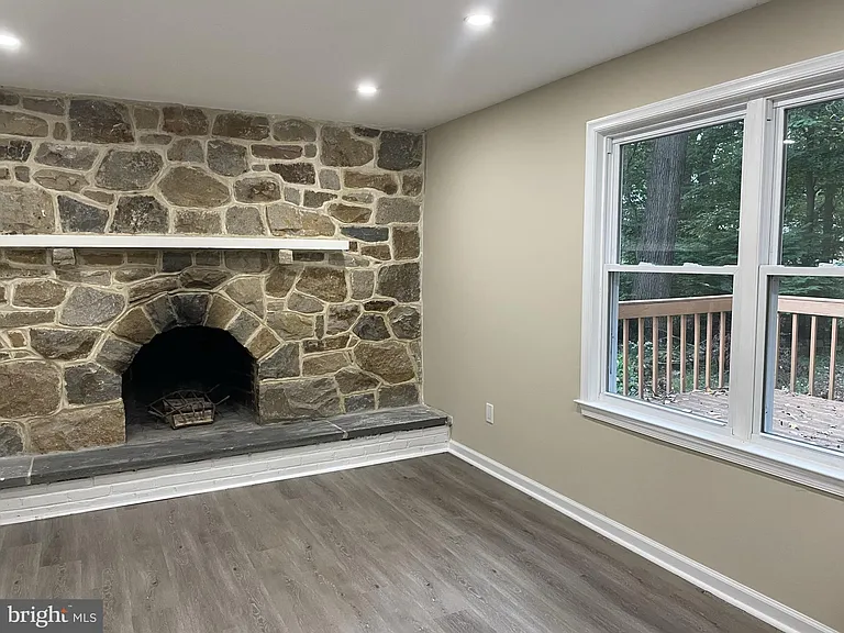 1666 Hemlock Cir — Photo 10