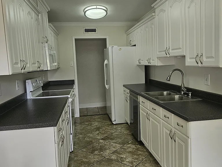 617 Country Ln — Photo 33