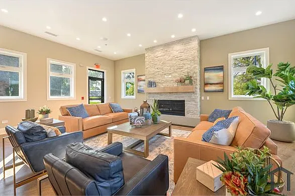 2 bed, 950 sqft, $1,458 — Photo 4