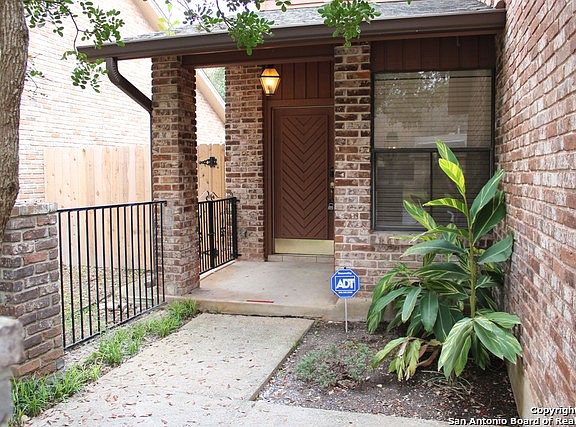 4th image of 3743 Hunters Circle St