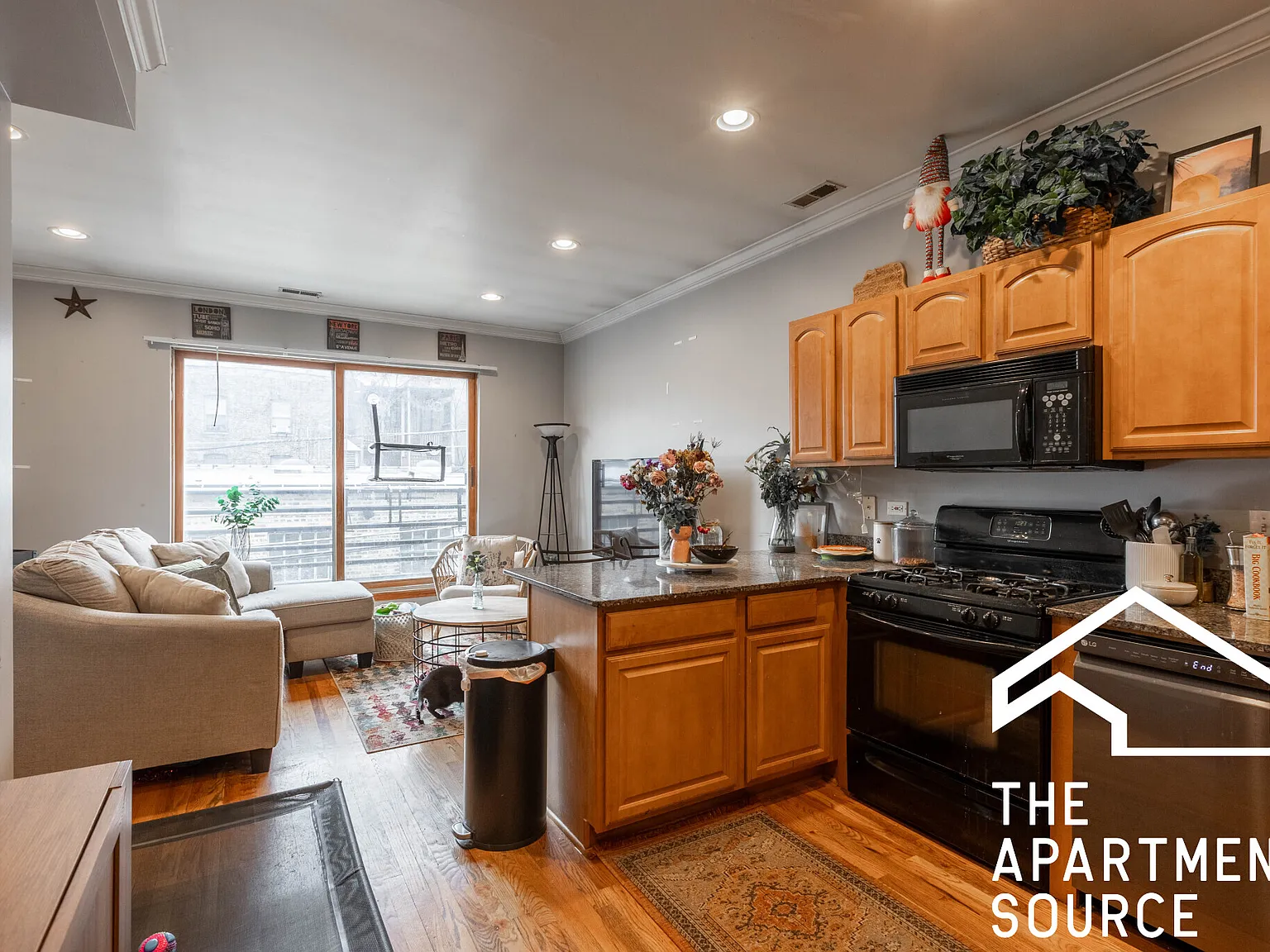 3 bed, 1300 sqft, $3,995 — Photo 2