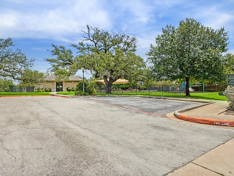 2926 Winchester Dr — Photo 40