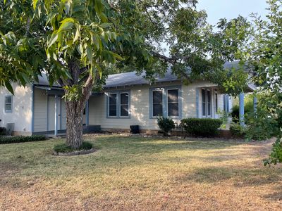 1415 E St, Floresville, TX, 78114