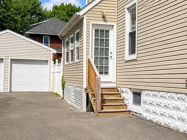 24 Sunderland Ave — Photo 32