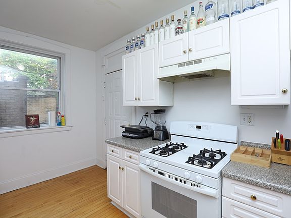 3rd image of 1438 W Belle Plaine Ave Floor 2