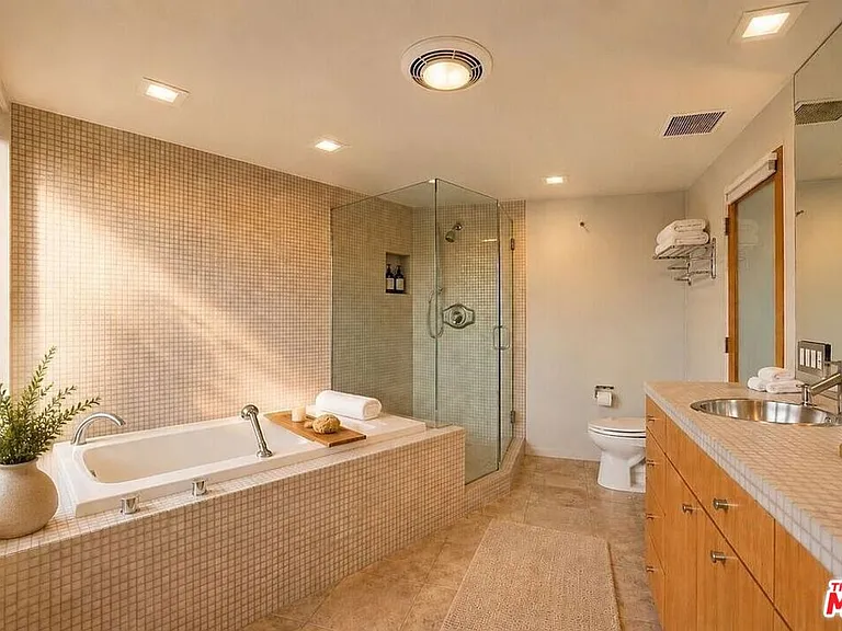 8411 Hollywood Blvd — Photo 20