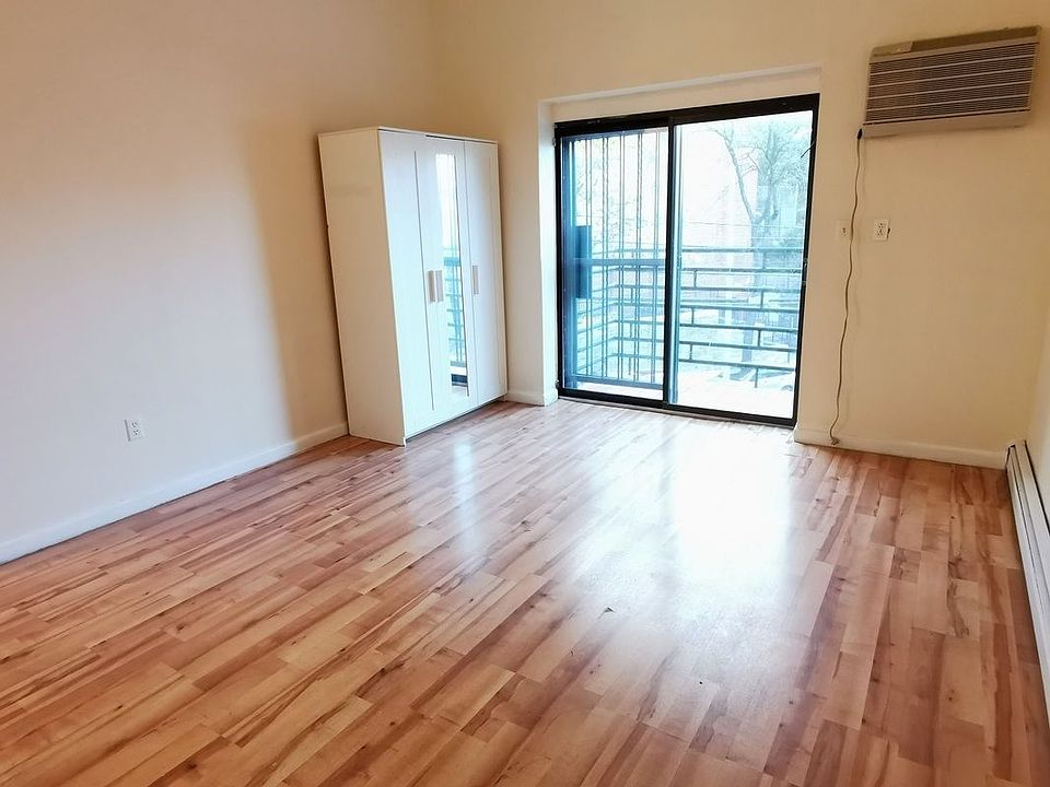 1st image of 56-01 Roosevelt Ave #3R
