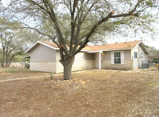 301 Mockingbird Ln, Devine, TX 78016