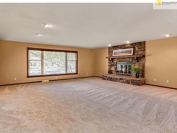 Large living room w/new carpet