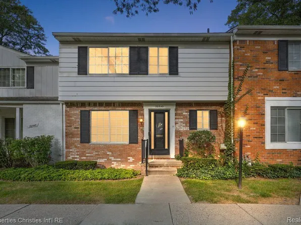 20549 Williamsburg Ct, Harper Woods, MI 48225