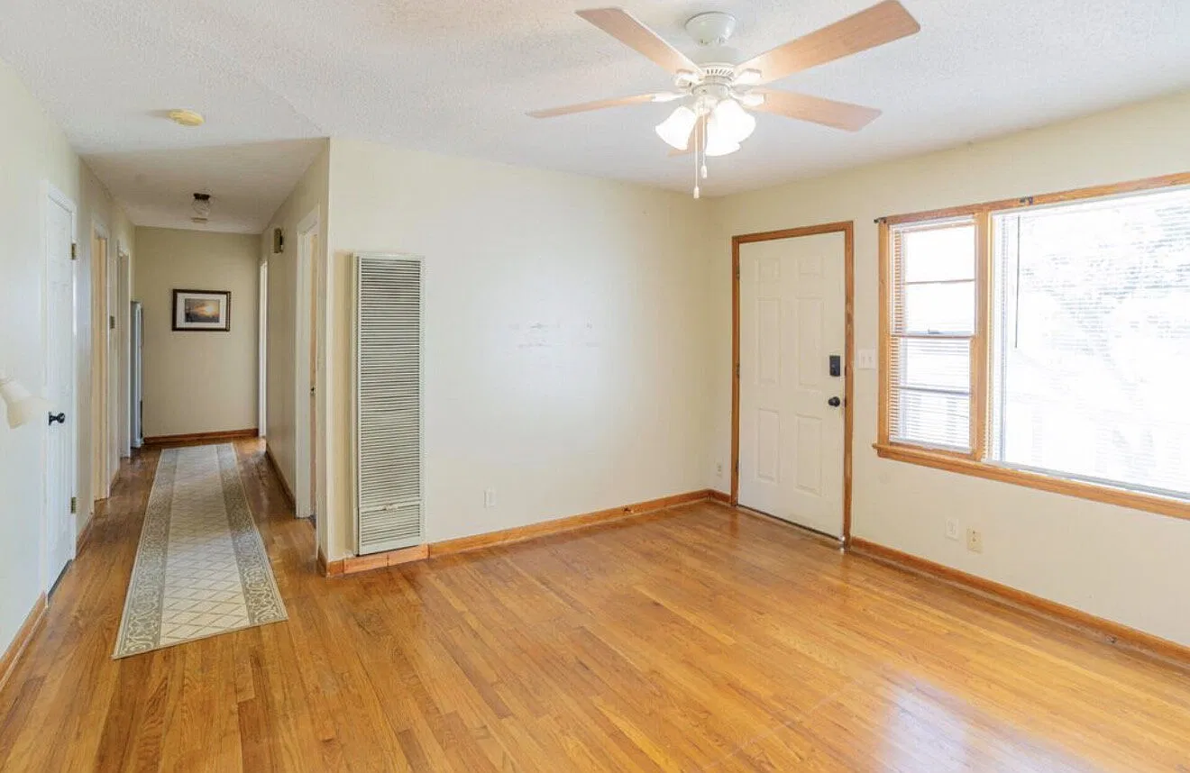 3 bed, 1.0 bath, 900 sqft, $1,050 — Photo 2