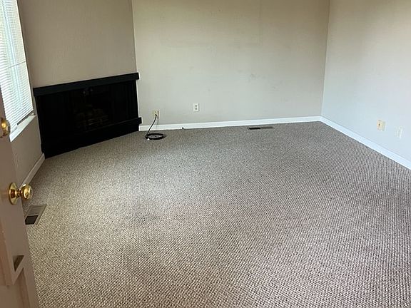 4th image of 498 Hawthorn Ave #1