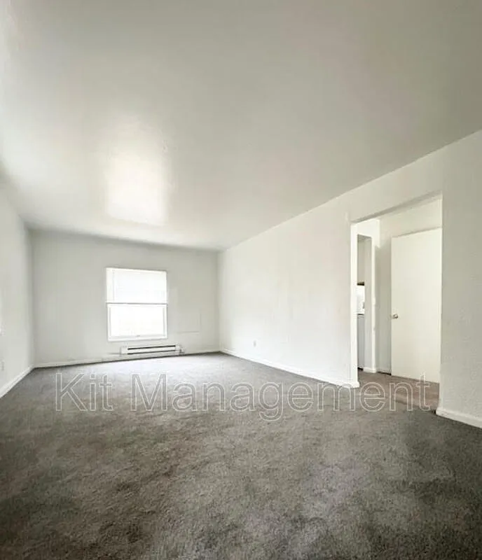 3 bed, 1.5 bath, $995 — Photo 1