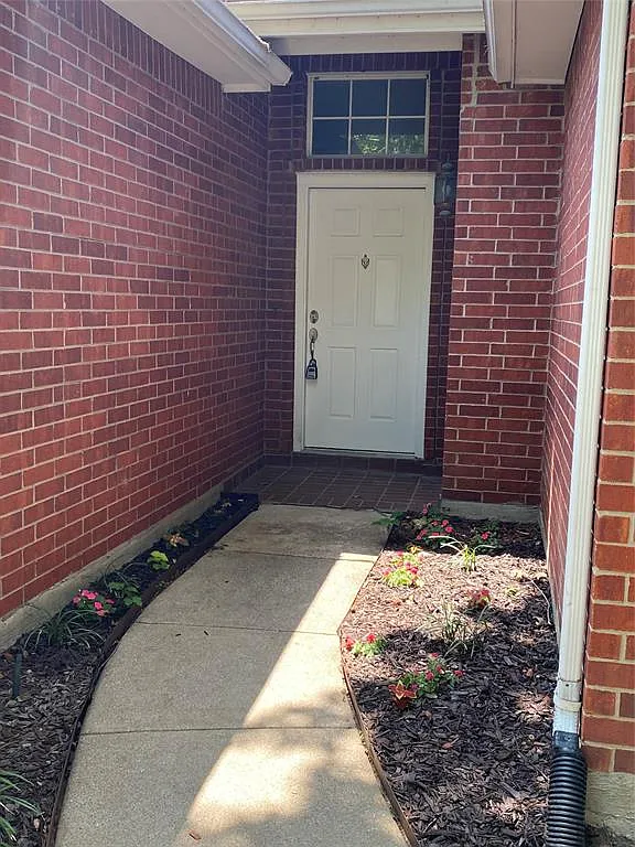 3 bed, 2.0 bath, 1423 sqft, $2,400 — Photo 2