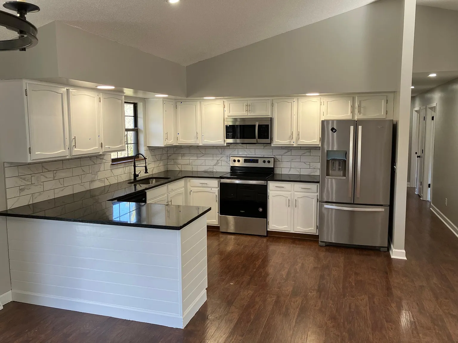 3 bed, 2.5 bath, 1964 sqft, $2,300 — Photo 2