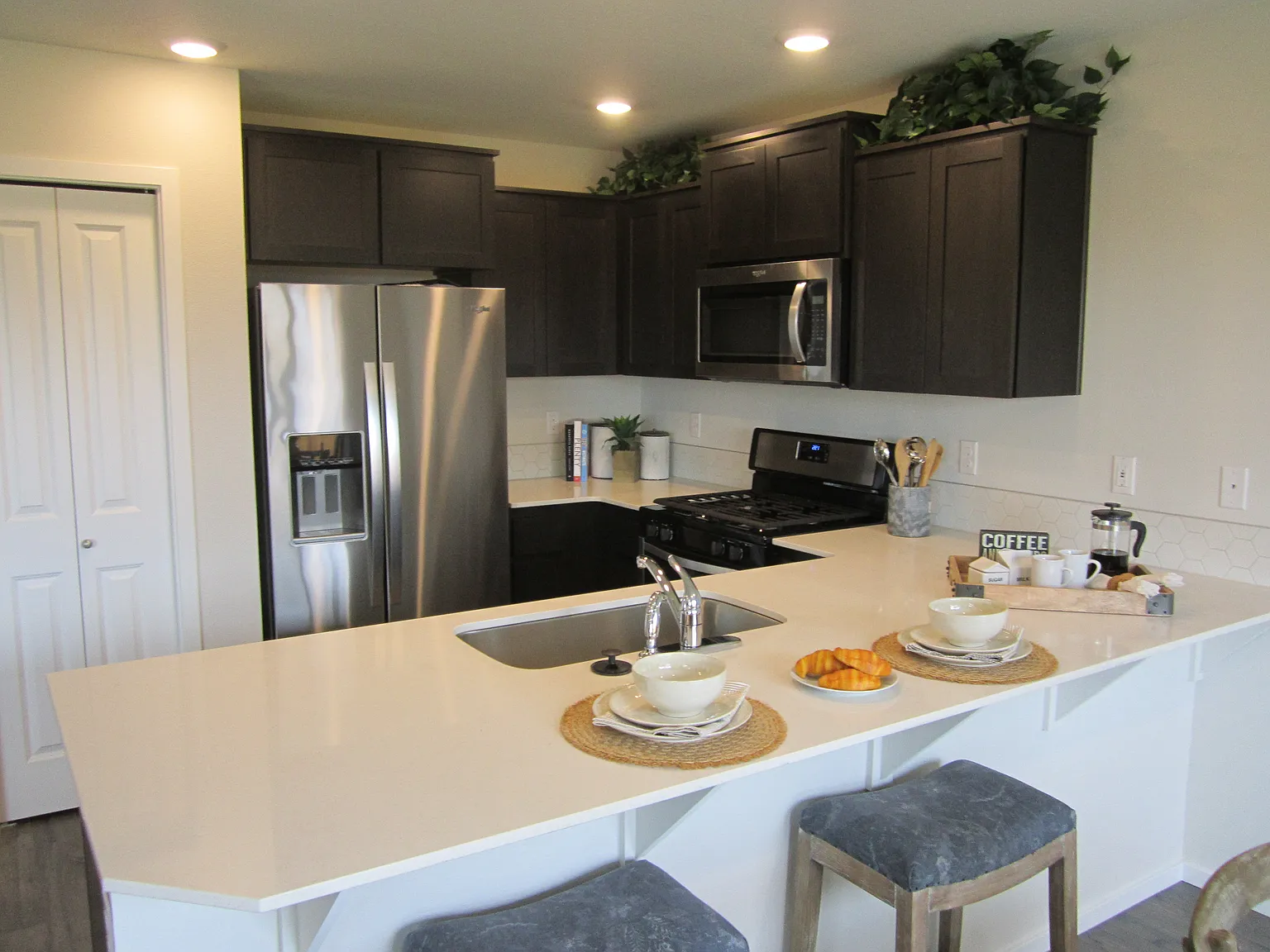 4 bed, 2.5 bath, 1880 sqft, $2,575 — Photo 2