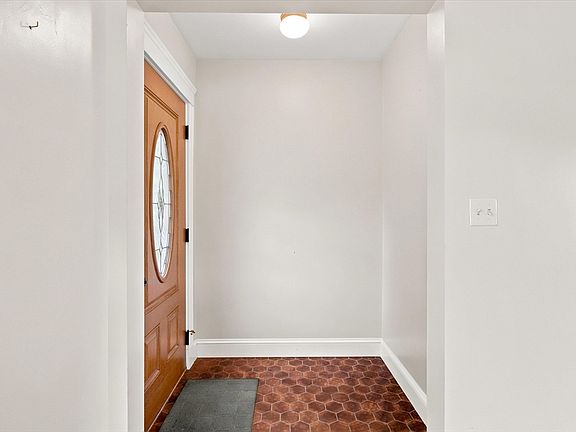 5th image of 32 Glendale Ave