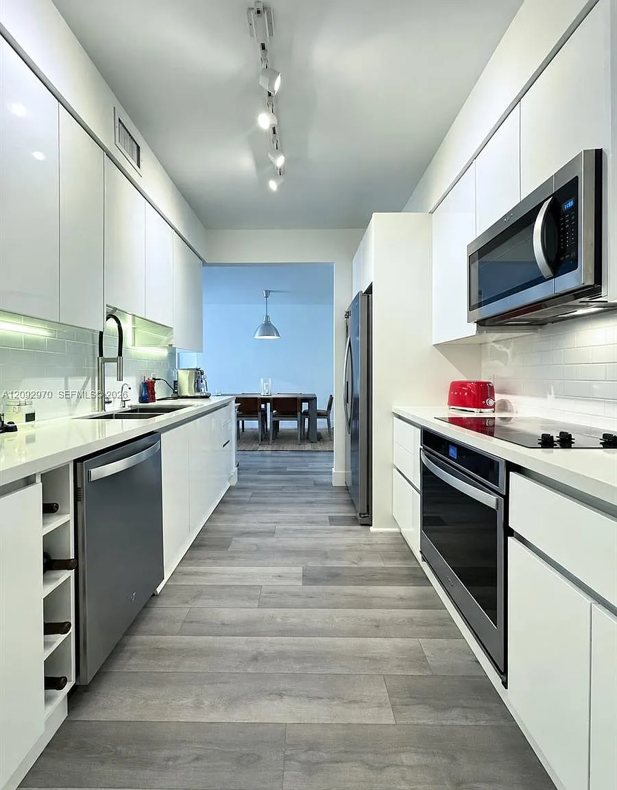 350 Las Olas Place Condo — Photo 1