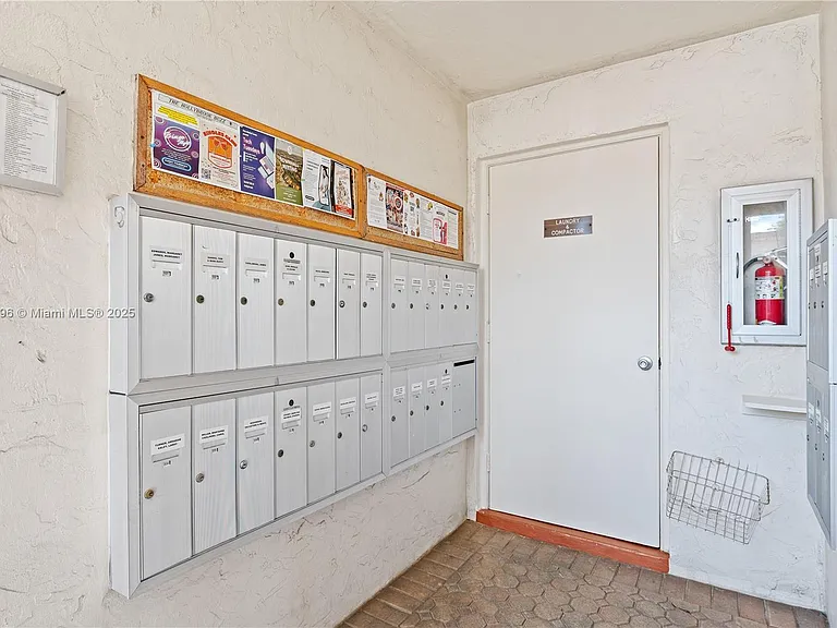711 S Hollybrook Dr #109 — Photo 24