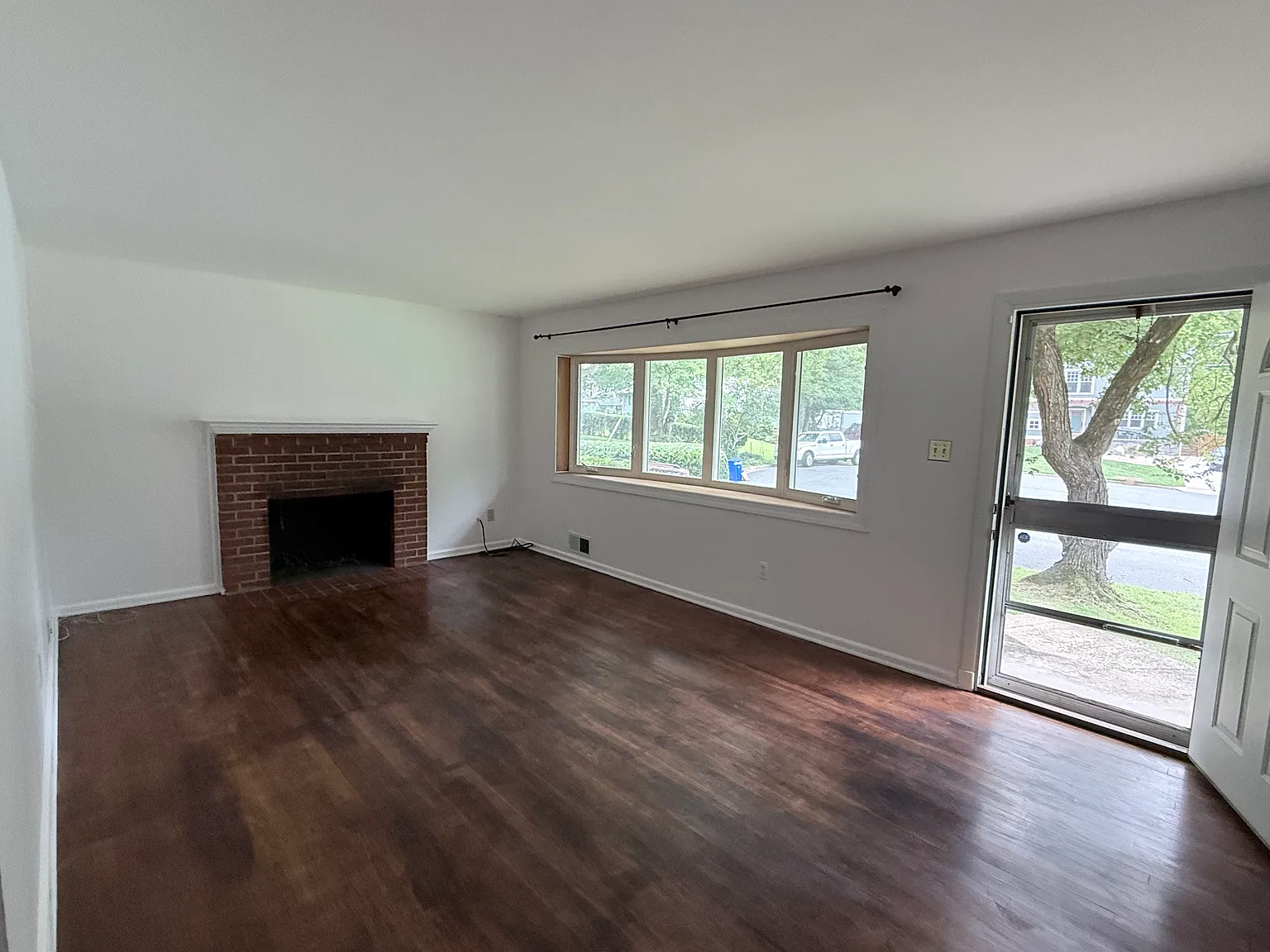 3 bed, 2150 sqft, $3,895 — Photo 3