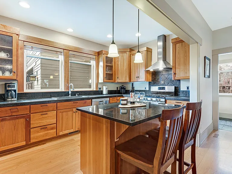 110 NW Black Hawk Ave — Photo 6