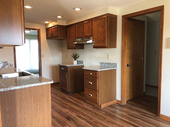 4th image of 15 Woodgate Dr
