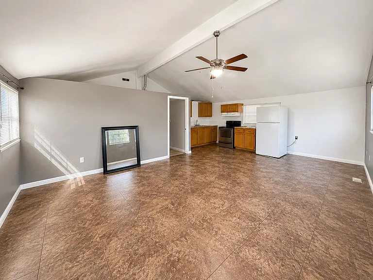 1139 Powell Ave #B — Photo 3