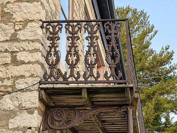 4th image of 612 Washington St