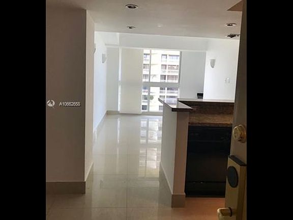 4th image of 2951 S Bayshore Dr