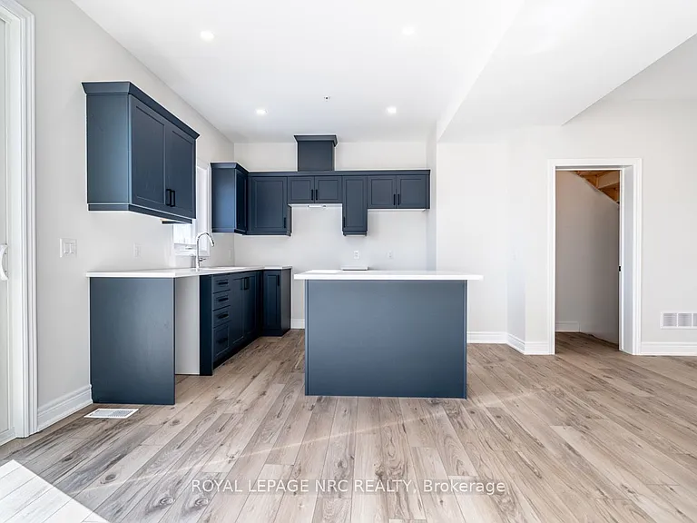 121A Moffatt St #25 — Photo 12