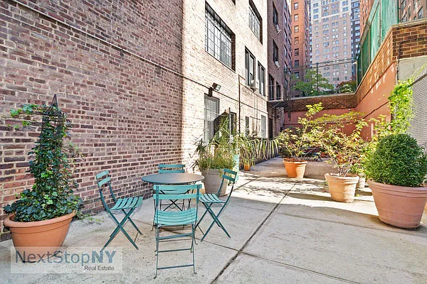 Rented by NextStopNY | media 21