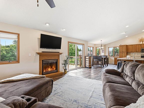 3rd image of 730 Willow Rdg N