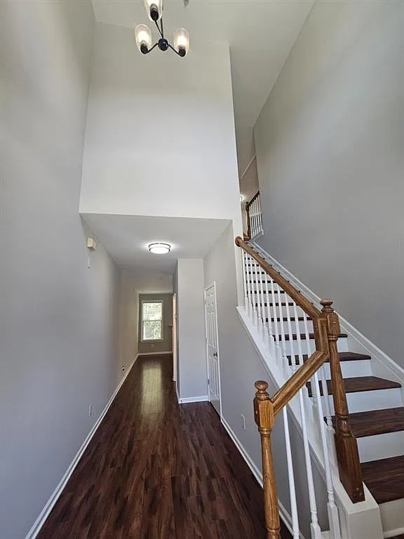 3 bed, 2.5 bath, 1886 sqft, $2,050 — Photo 2
