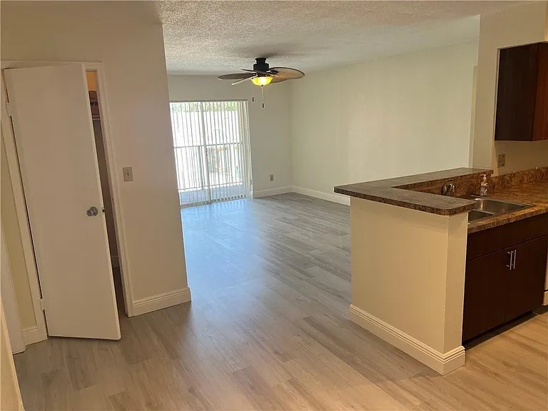 875 Riverside Dr #725 — Photo 6
