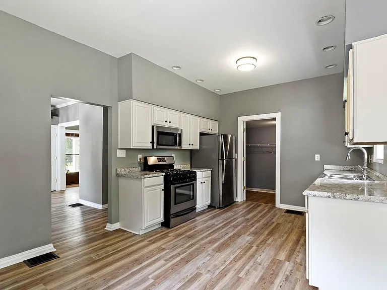 804 W 42nd St — Photo 15