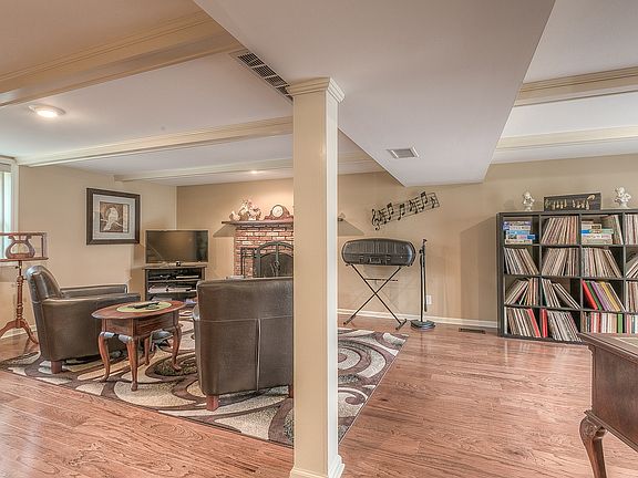 3rd image of 9423 Connell Dr