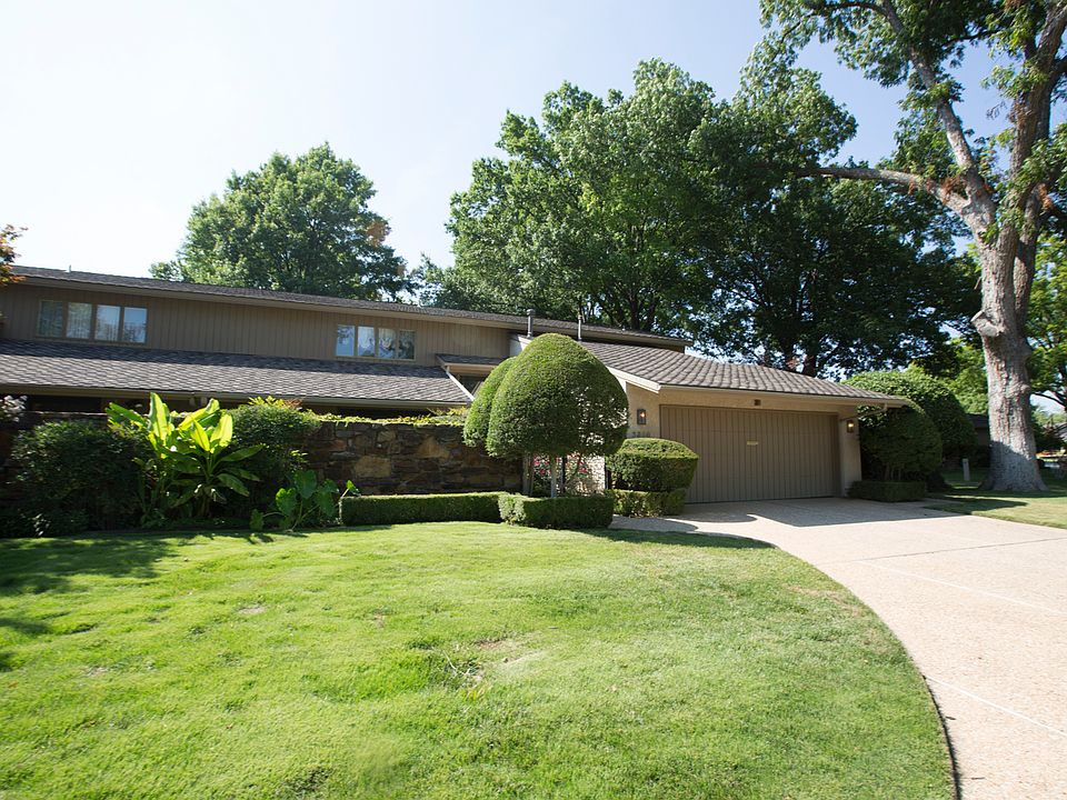 Home has a stunning exterior & lawn