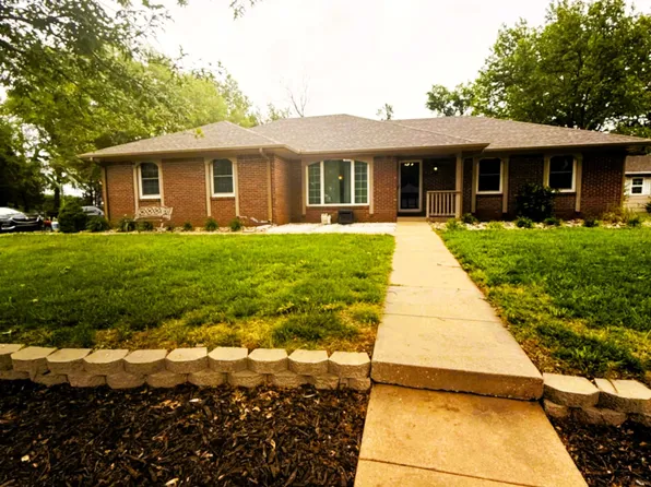 1 Woodland Ct, Mount Hope, KS 67108