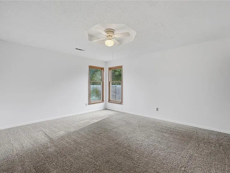 909 W Linden St — Photo 16