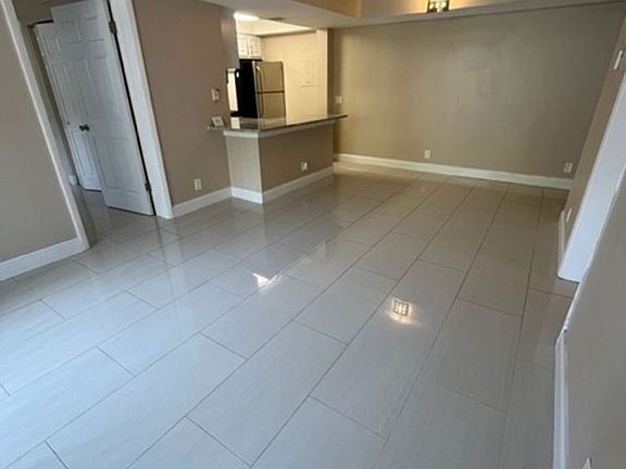 5th image of 724 Executive Center Dr APT 18