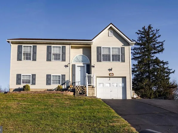 221 Universe Dr, Martinsburg, WV 25404