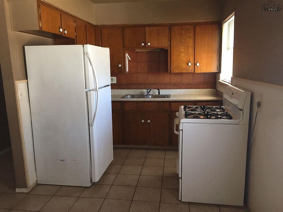 2nd image of 3905 Skyline Dr