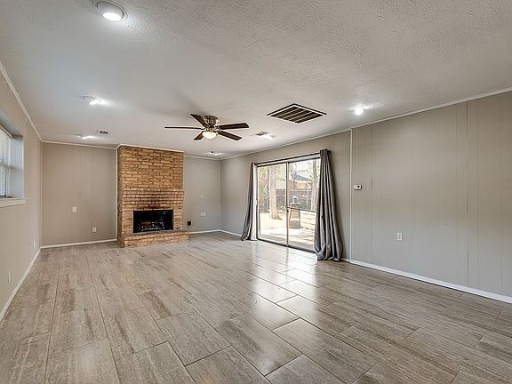3rd image of 1812 Oakhurst Dr