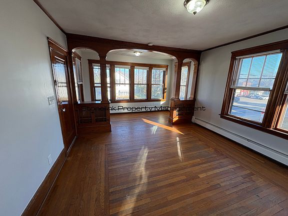 4th image of 1088-1090 Lonsdale Ave #2F