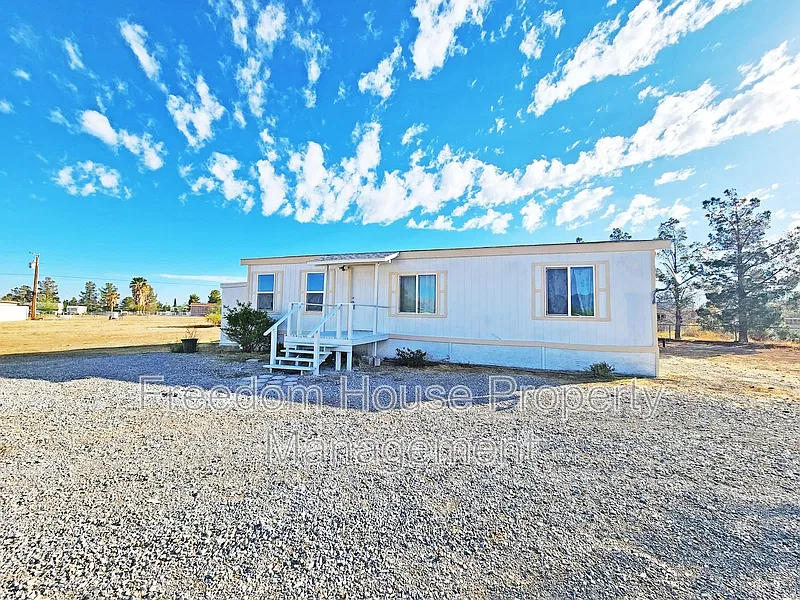 3 bed, 2.0 bath, 940 sqft, $1,291 — Photo 1
